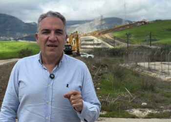 Bendodo critica la «lentitud» del Gobierno para arreglar el talud que mantiene a Málaga sin AVE directo a Madrid y con «pérdidas millonarias»