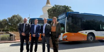 Benalmádena refuerza la línea 103 con nuevos autobuses más modernos y amplía su horario nocturno