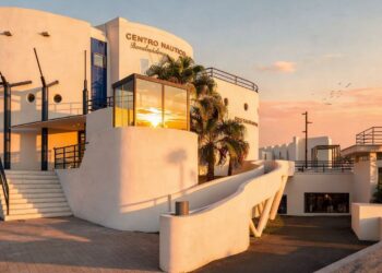 Lara y Bergillos revisan sobre el terreno el proyecto para la reforma integral del Centro Náutico