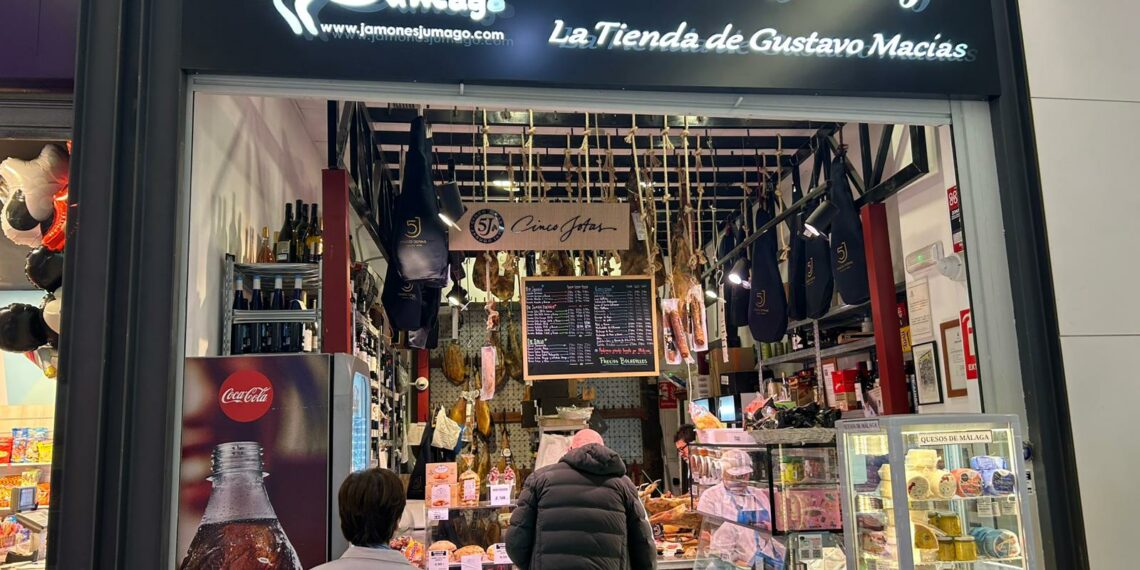 Los comercios de Vialia, arruinados por la crisis del AVE: «Esto es una vergüenza»