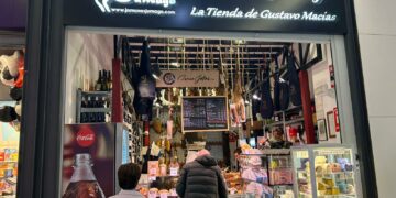 Los comercios de Vialia, arruinados por la crisis del AVE: «Esto es una vergüenza»