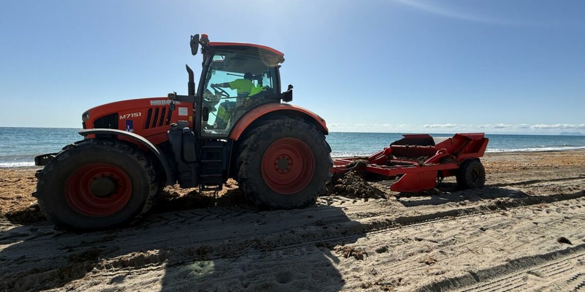 El Ayuntamiento acomete un plan de actuaciones para poner a punto las playas antes de Semana Santa