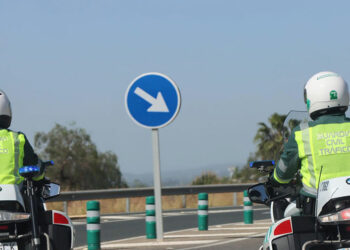 Muere un hombre de 33 años tras colisionar su coche con una rotonda en Estepona