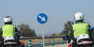 Muere un hombre de 33 años tras colisionar su coche con una rotonda en Estepona