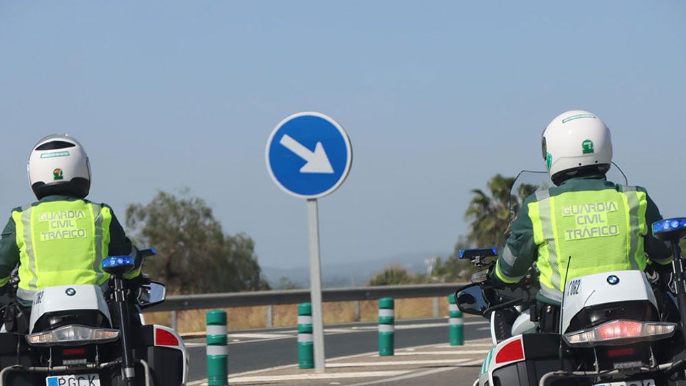 Muere un hombre de 33 años tras colisionar su coche con una rotonda en Estepona