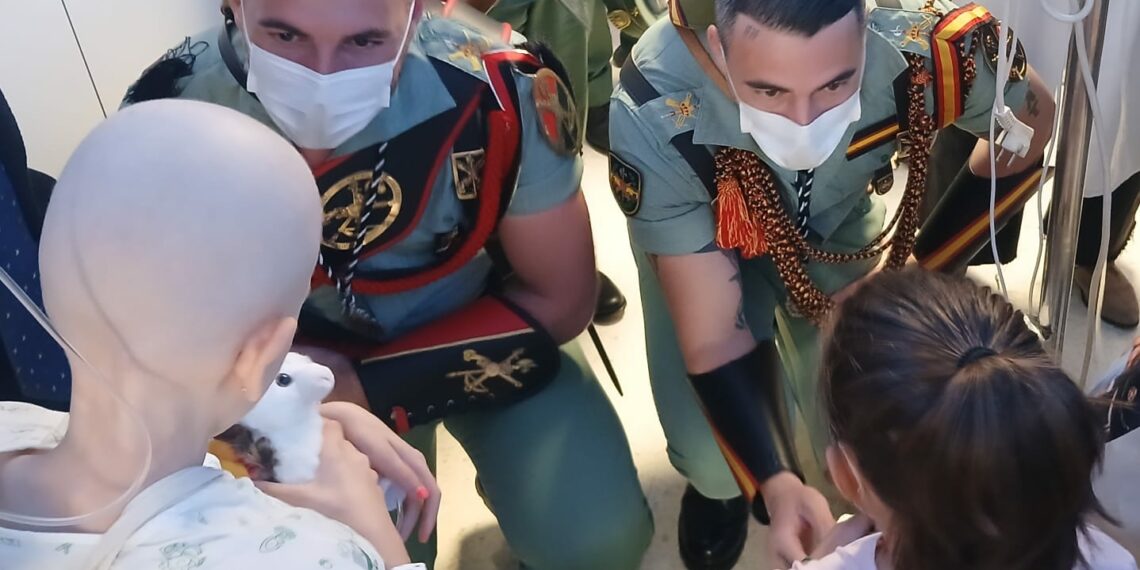 El Hospital Materno Infantil de Málaga recibe la visita de la Congregación de Mena y La Legión