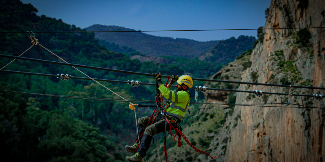 Avanza la instalación del nuevo puente colgante del Caminito del Rey, que será el más largo de España con 110 metros
