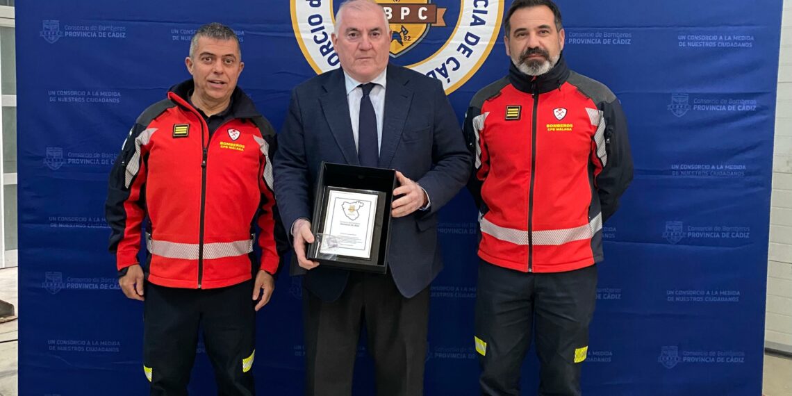 El Consorcio Provincial de Bomberos de Málaga, distinguido en el Día del Patrón de los Bomberos en Cádiz