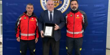 El Consorcio Provincial de Bomberos de Málaga, distinguido en el Día del Patrón de los Bomberos en Cádiz
