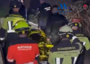 Rescatan a un hombre mayor que se encontraba atrapado entre las rocas del Puerto Deportivo de Estepona