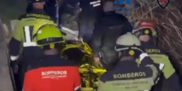 Rescatan a un hombre mayor que se encontraba atrapado entre las rocas del Puerto Deportivo de Estepona