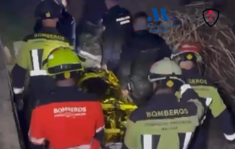 Rescatan a un hombre mayor que se encontraba atrapado entre las rocas del Puerto Deportivo de Estepona