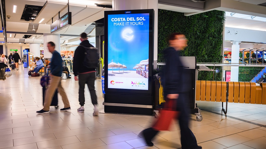 Turismo Costa del Sol promociona las bondades del destino en los principales aeropuertos europeos con la campaña “Make it yours 2026”