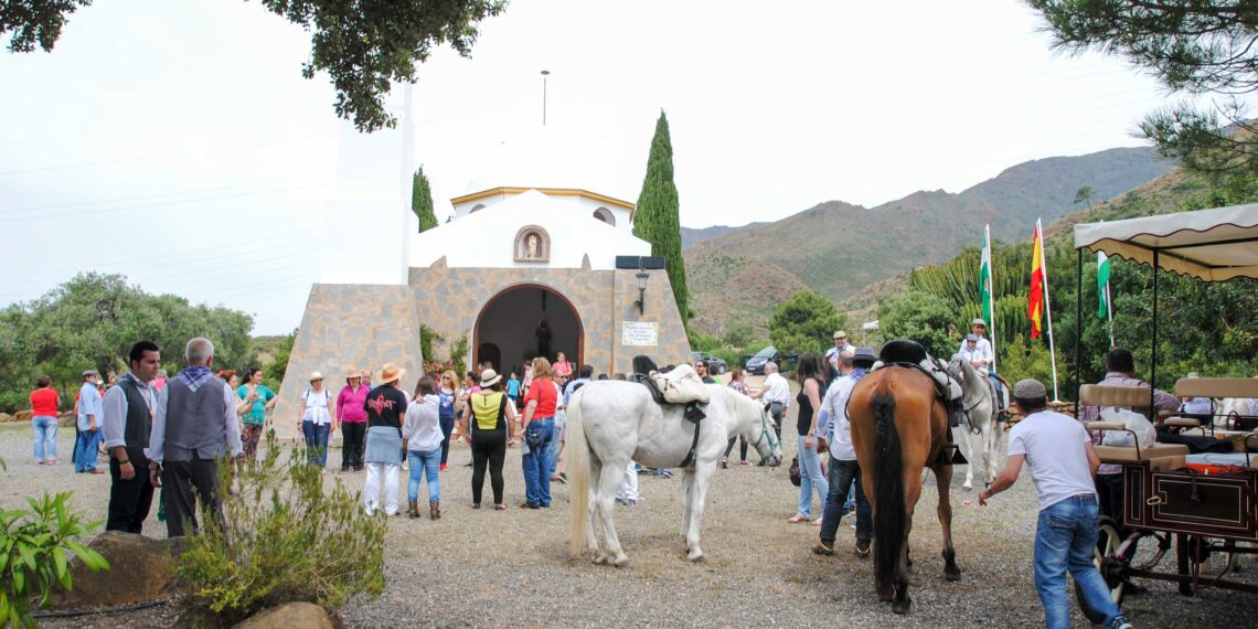 El Ayuntamiento realiza labores de adecentamiento del Parque de Los Pedregales con motivo de la romería de San Isidro Labrador