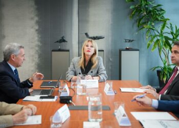 Economía destaca la tecnología de la industria aeronáutica como eje del crecimiento de Andalucía