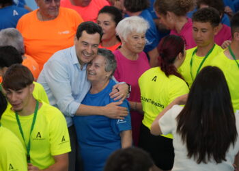 Moreno reivindica el «potencial de los mayores» y el «valor de su experiencia» para el futuro de Andalucía