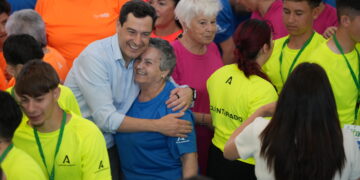 Moreno reivindica el «potencial de los mayores» y el «valor de su experiencia» para el futuro de Andalucía