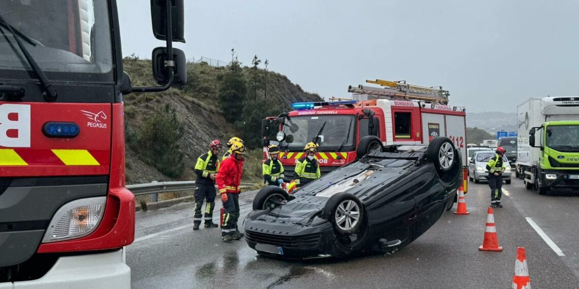 Vuelca un vehículo en la A-7 por Fuengirola: el conductor salió por su propio pie