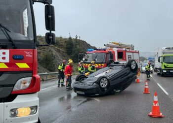 Vuelca un vehículo en la A-7 por Fuengirola: el conductor salió por su propio pie