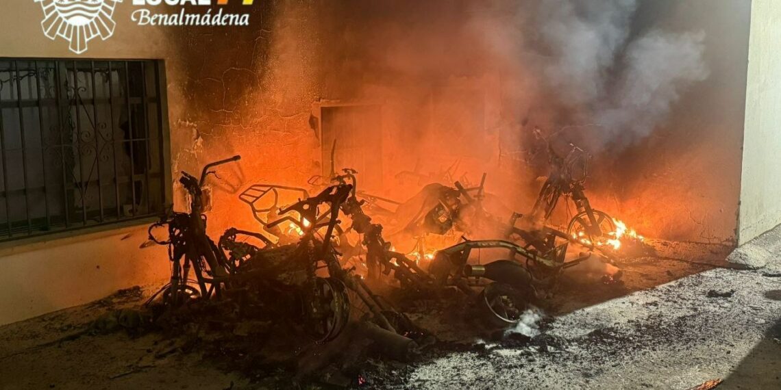 Hasta diez vehículos afectados por un incendio en la calle Bajondillo de Arroyo de la Miel