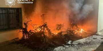 Hasta diez vehículos afectados por un incendio en la calle Bajondillo de Arroyo de la Miel