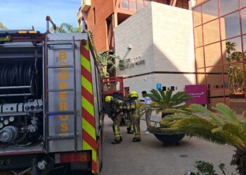 Un incendio en el hotel Holiday Village de Benalmádena obliga al desalojo de 350 personas
