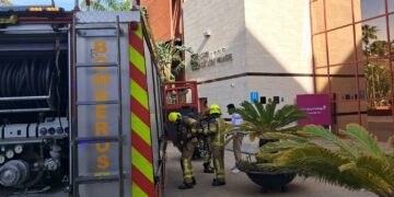 Un incendio en el hotel Holiday Village de Benalmádena obliga al desalojo de 350 personas