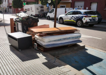 La Policía Local de Málaga tramita 39 denuncias por abandonar muebles junto a los contenedores fuera de horario