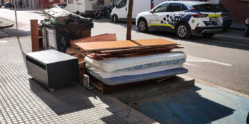 La Policía Local de Málaga tramita 39 denuncias por abandonar muebles junto a los contenedores fuera de horario
