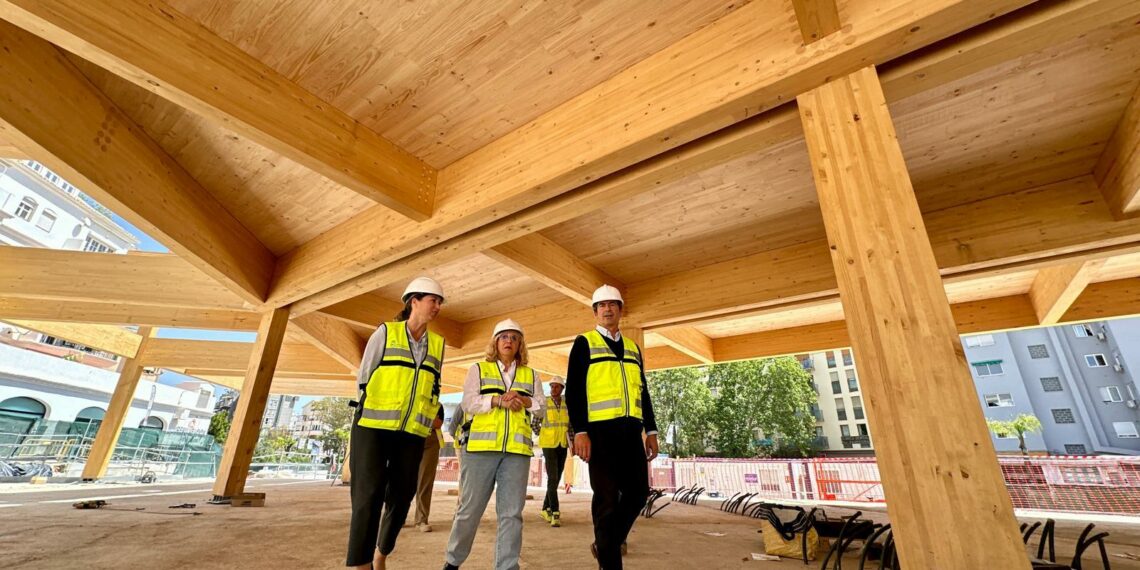 Fuengirola avanza en las obras del Nuevo Mercacentro con el montaje de la estructura de madera