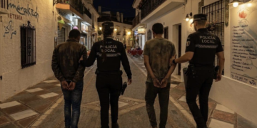 Detenidos dos presuntos autores de varios robos en viviendas y comercios de Benalmádena Pueblo