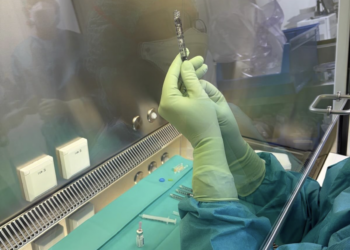 Vyjuvek llega a Málaga: Adrián, el primer paciente que ya recibe la terapia en el Hospital Costa del Sol