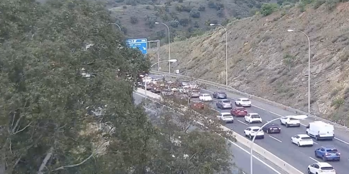 Un alcance provoca dos kilómetros de retenciones en la A-7 a la altura de Ciudad Jardín