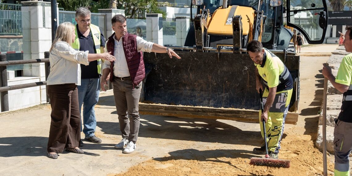 Marbella ejecuta trabajos de conservación de la zona de albero del Paseo Marítimo