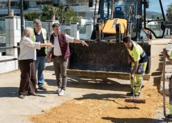 Marbella ejecuta trabajos de conservación de la zona de albero del Paseo Marítimo