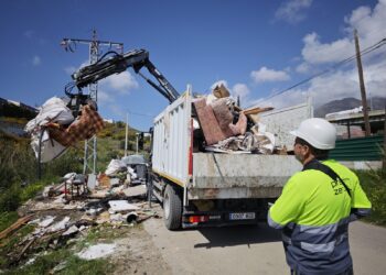 Descubre el servicio gratuito de recogida de enseres de Estepona y las sanciones por depositarlos en la vía pública sin autorización