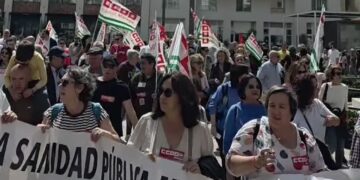 Alrededor de 4.000 personas respaldan las protestas de Marea Blanca en Málaga en defensa de la sanidad pública