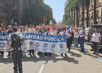 Alrededor de 4.000 personas respaldan las protestas de Marea Blanca en Málaga en defensa de la sanidad pública