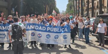 Alrededor de 4.000 personas respaldan las protestas de Marea Blanca en Málaga en defensa de la sanidad pública