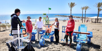 Reforzada la accesibilidad en el litoral marbellí con nueve puntos de baño asistido que estarán operativos hasta finales de septiembre