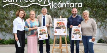San Pedro acoge una nueva edición de la convivencia vecinal en torno a la Cruz de Mayo impulsada por la asociación El Cruce