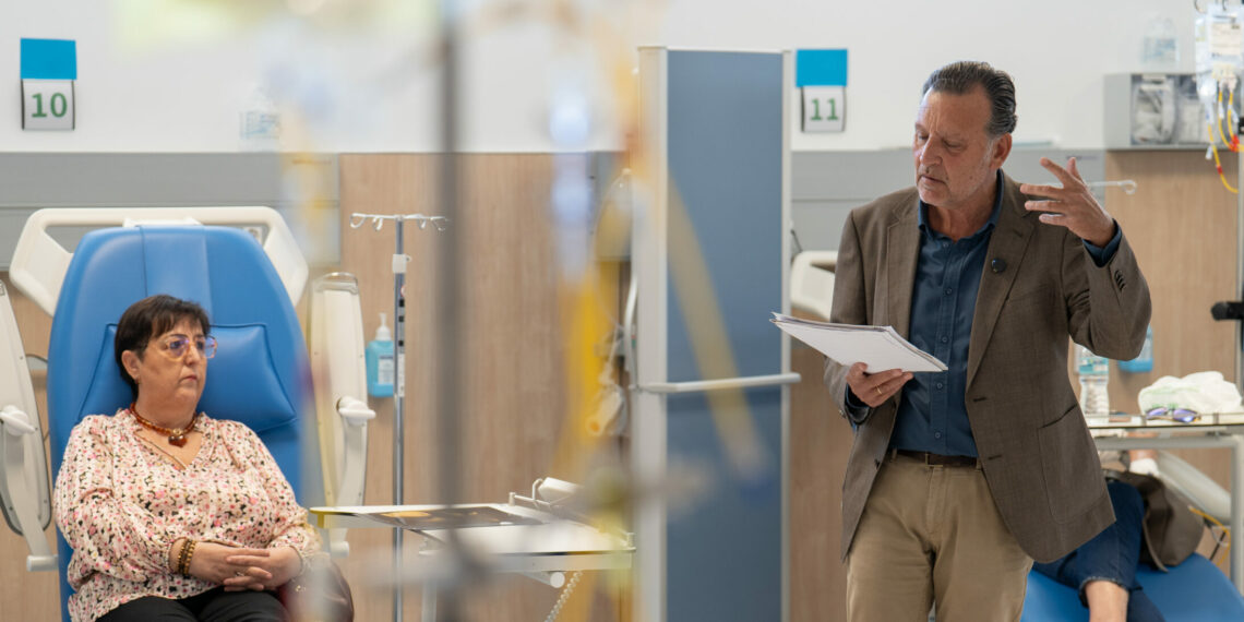 La poesía llena de luz al Hospital Universitario Costa del Sol: «Me ha encantado, se me ha hecho hasta corto»