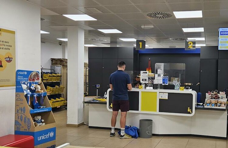 La regularización de inmigrantes se podrá solicitar en 371 oficinas de Correos desde el lunes