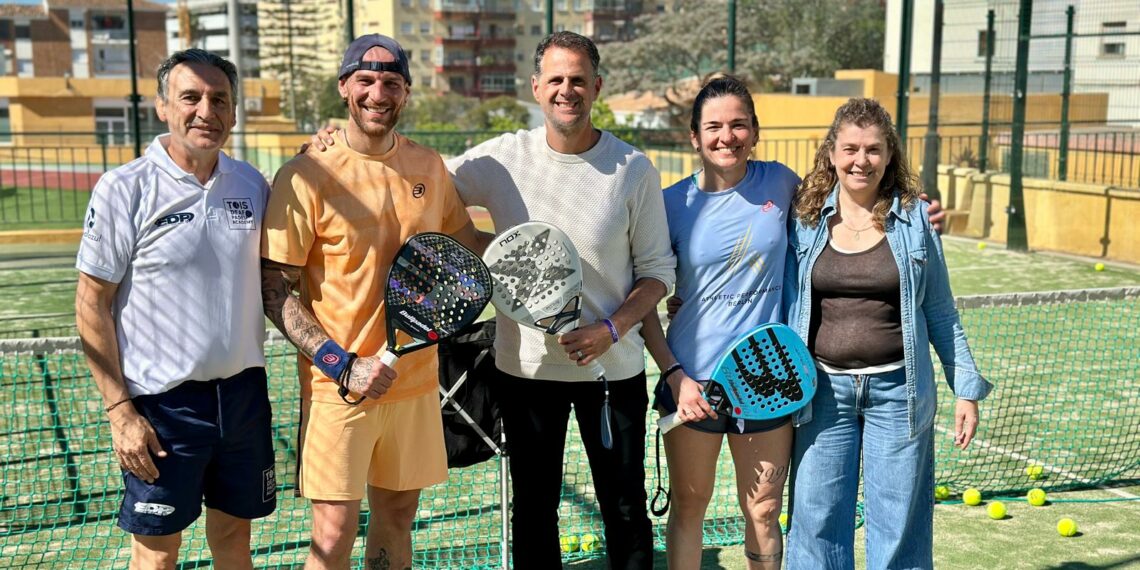 Fuengirola fomenta el deporte inclusivo con un proyecto piloto de pádel adaptado para personas sordas