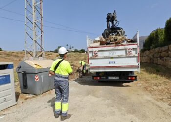 Estepona pone en marcha una brigada específica para la retirada de enseres y limpieza del entorno de contenedores en el extrarradio
