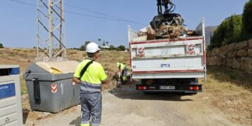 Estepona pone en marcha una brigada específica para la retirada de enseres y limpieza del entorno de contenedores en el extrarradio