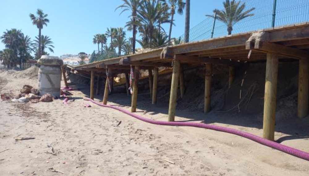 Mijas ejecutará obras de emergencia para restituir un tramo de Senda Litoral dañado por los temporales de viento en El Bombo