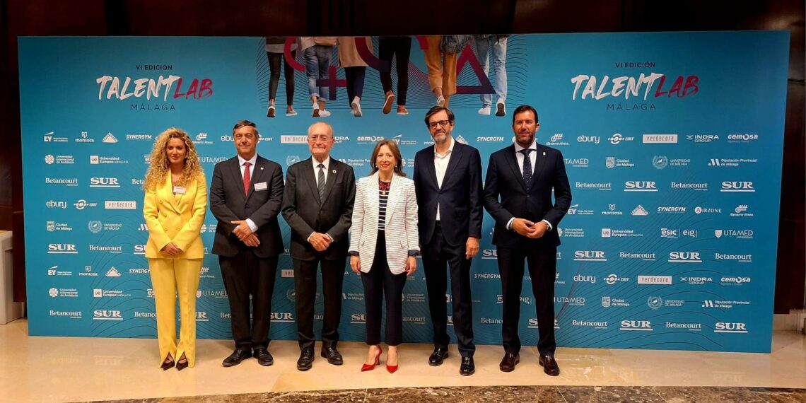 Navarro pone en valor el trabajo en Andalucía para conseguir una mayor conexión entre el mundo laboral y el mundo académico