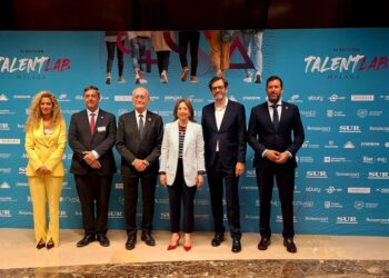 Navarro pone en valor el trabajo en Andalucía para conseguir una mayor conexión entre el mundo laboral y el mundo académico