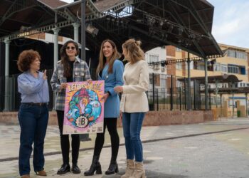 La artista Bosska firma el cartel de la tercera edición del Festival Letras B, que se celebrará del 8 al 10 de mayo en Benalmádena